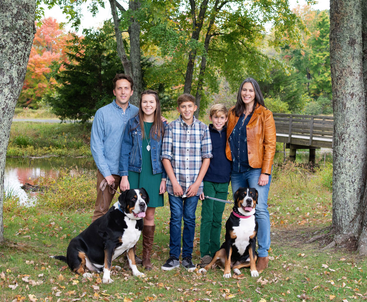 Yakel-Photo Photo of a family with dogs