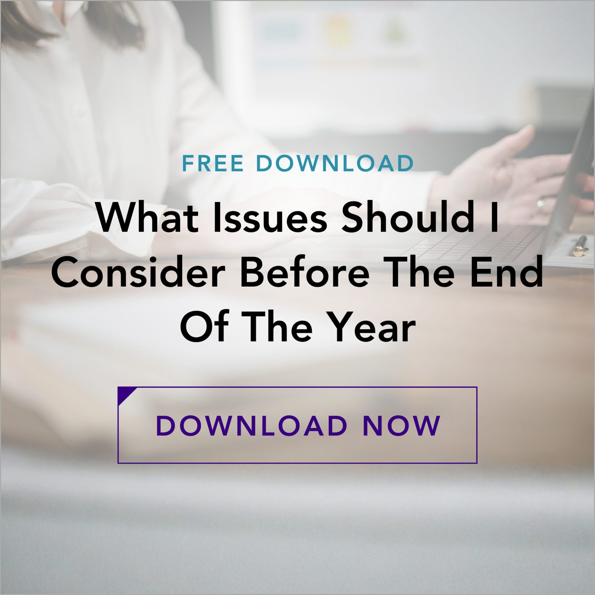 Cropped photo of a woman working with a laptop