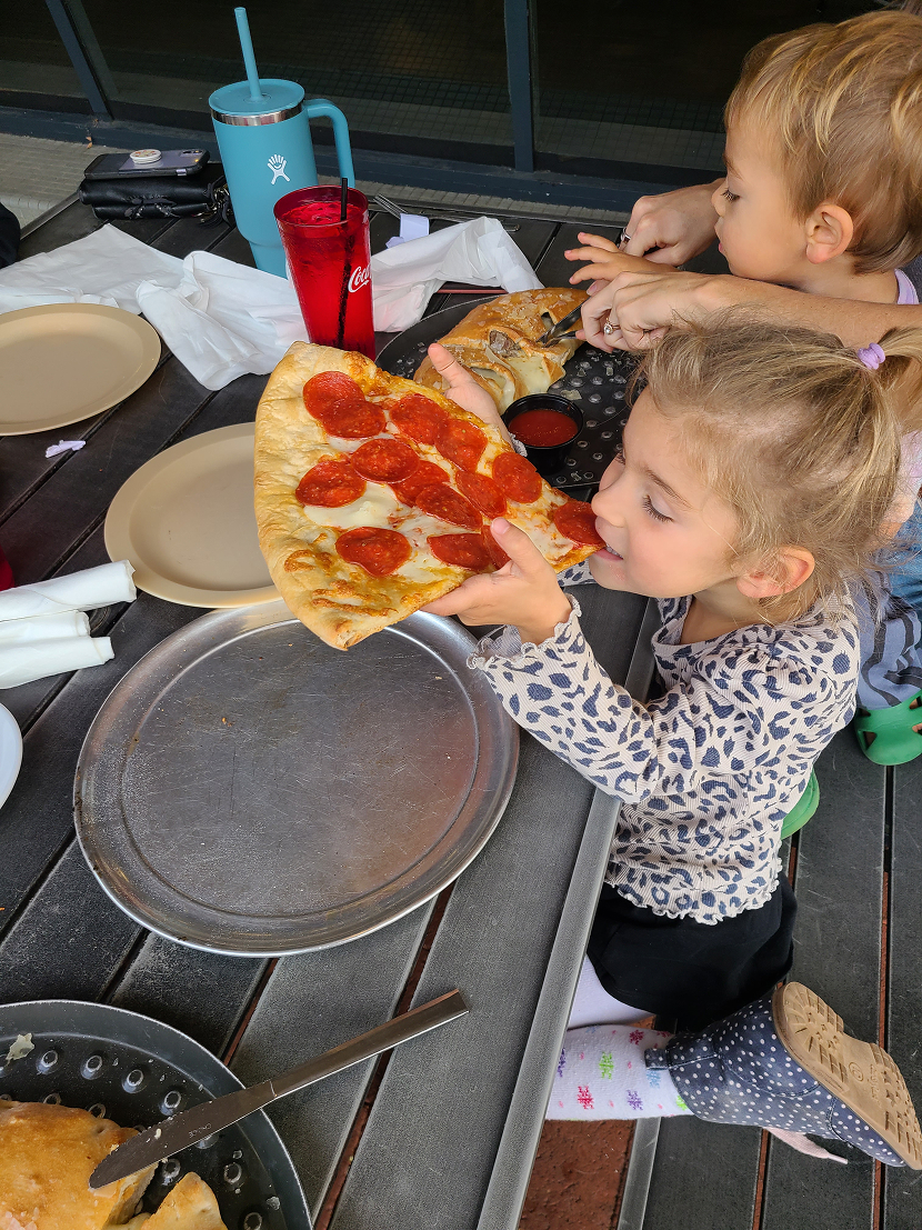 Kids eating pizza
